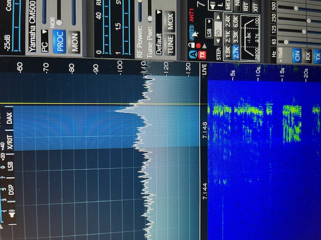 truSDX TX Audio Spectrum 40m LSB 4 kHz.jpg